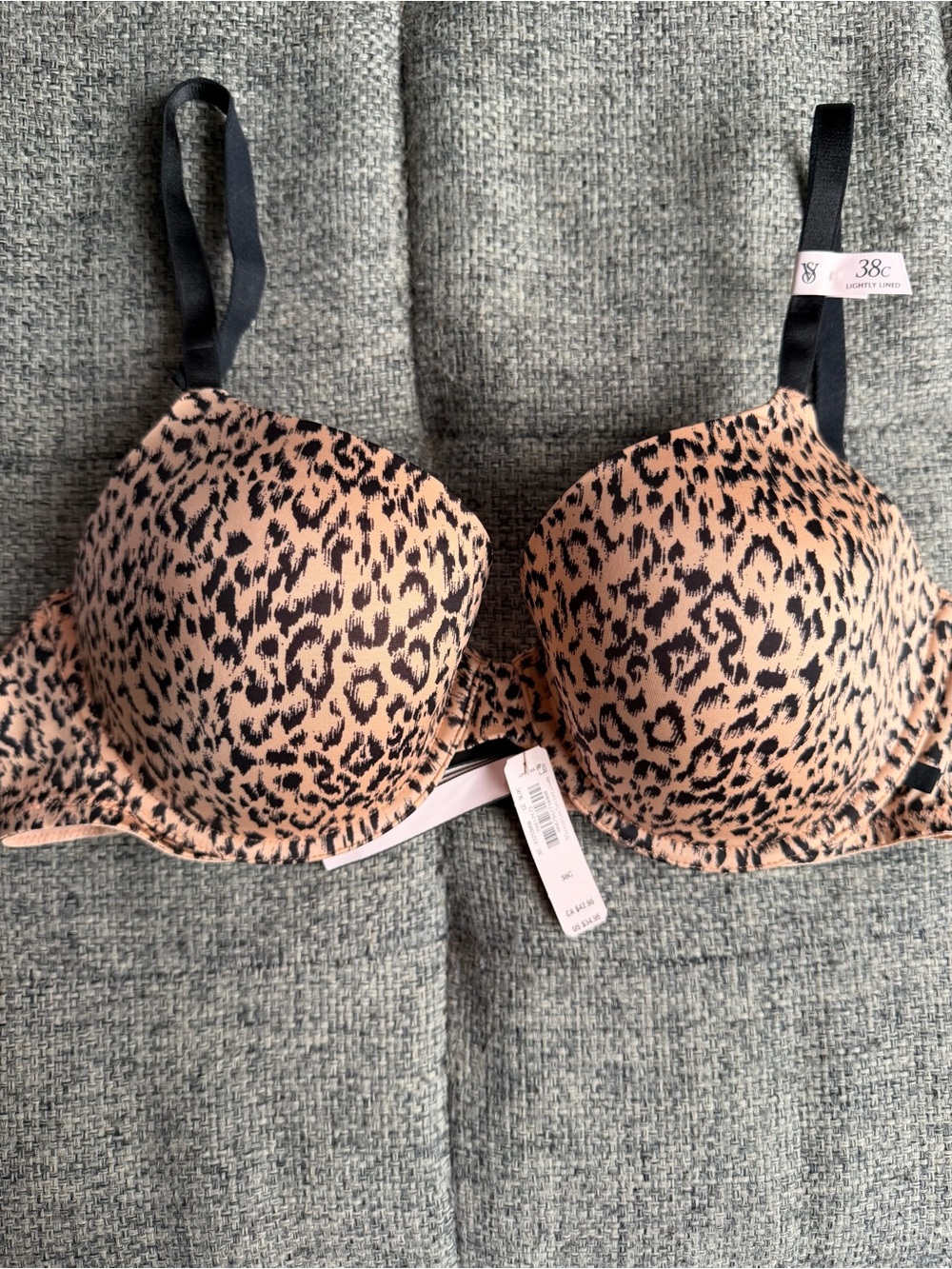 NWT Victoria’s Secret lightly lined leopard print bra